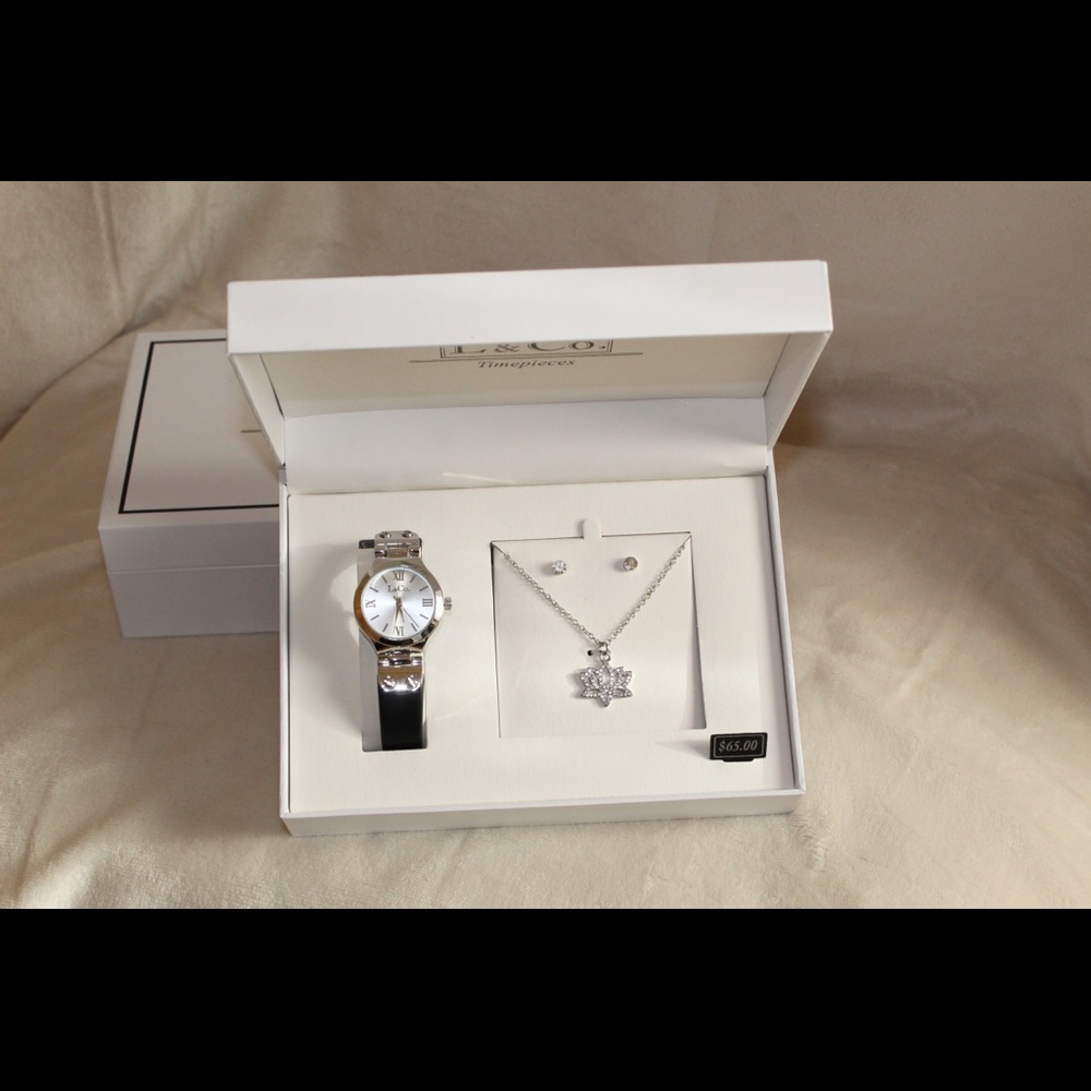 Women’s watch set.